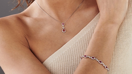 Czerwona bransoletka – co oznacza i jak ją nosić