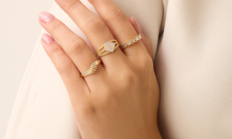 Sposób, w jaki nosisz pierścionki, to coś znacznie więcej niż wybór modowy – to język symboli, emocji i osobowości.