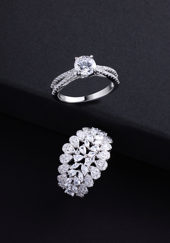 Dwa pierścionki wykonane z białego złota z diamentami