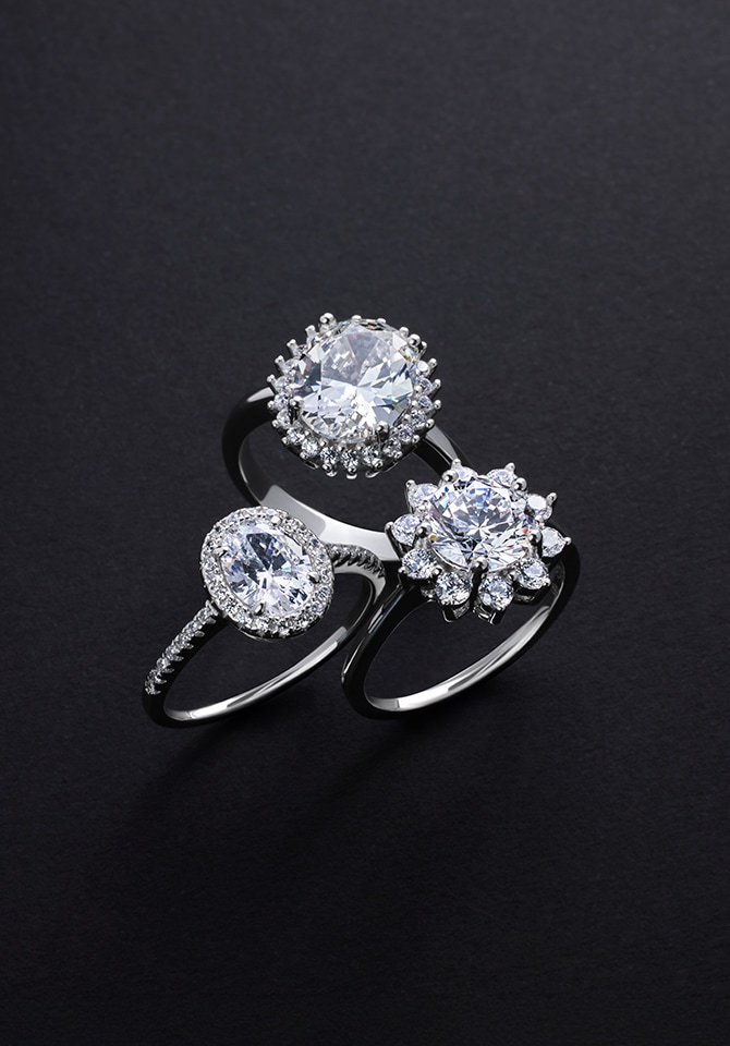 Pierścionki wykonane z białego złota z diamentami