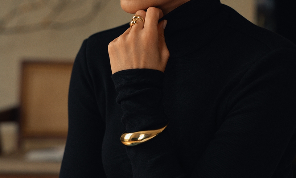 Bransoletka to jeden z tych dodatków, które potrafią w sekundę zmienić odbiór całej stylizacji — dodać jej lekkości, elegancji, a czasem… niepotrzebnie ją przytłoczyć.