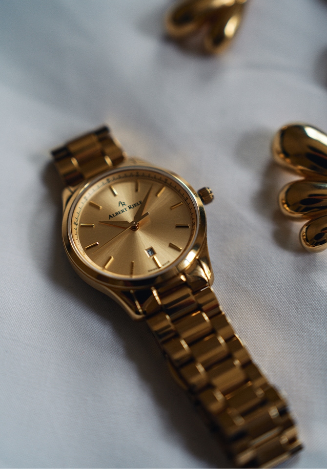 kobieta prezentująca na palcach u dłoni srebrny pierścionek oraz na nadgarstku bransoletkę srebrną