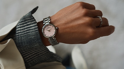 Jak łączyć bransoletki z biżuterią i zegarkiem