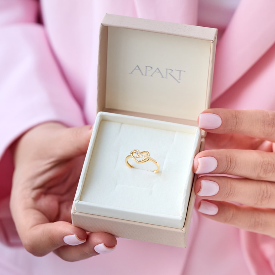 złoty pierścionek z motywem nieskończoności zapakowany w pudełku