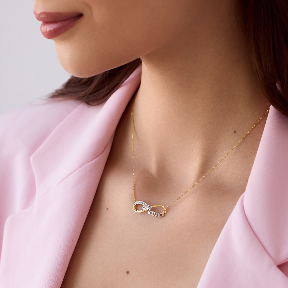 złoty naszyjnik personalizowany - motyw nieskończonosci z napisem mama zawieszony na szyji modelki
