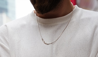 Jak nosić naszyjnik męski