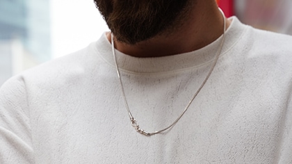 Jak nosić naszyjnik męski