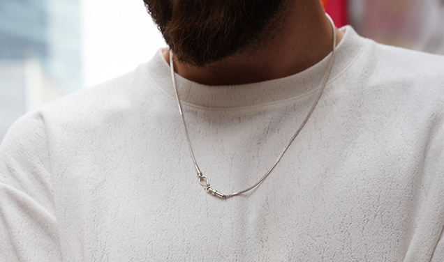 Jak nosić naszyjnik męski