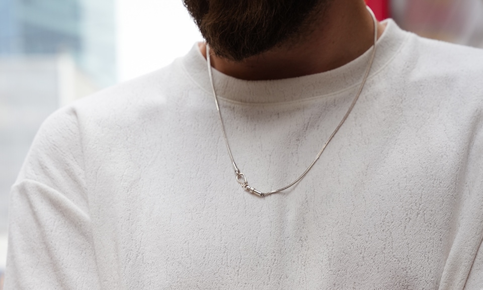 Dobór naszyjnika do dekoltu ma ogromny wpływ na proporcje sylwetki i spójność stylizacji.