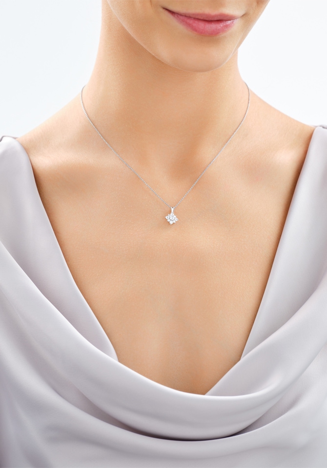 Modelka prezentująca naszyjnik z białego złota z diamentami