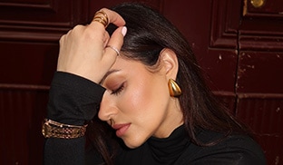 Jakie kolczyki do czarnej sukienki