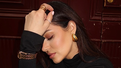 Jakie kolczyki do czarnej sukienki