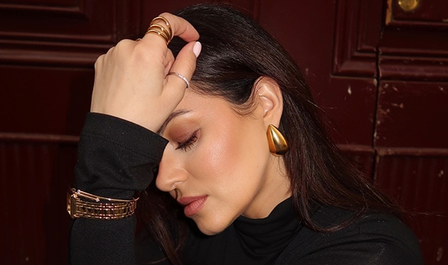 Jakie kolczyki do czarnej sukienki