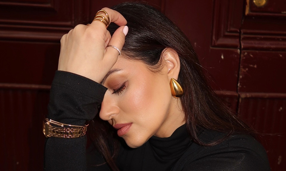 Czarna sukienka daje ogromną swobodę w doborze kruszcu — to właśnie dlatego tak łatwo stworzyć z nią zarówno elegancki, jak i nowoczesny look.