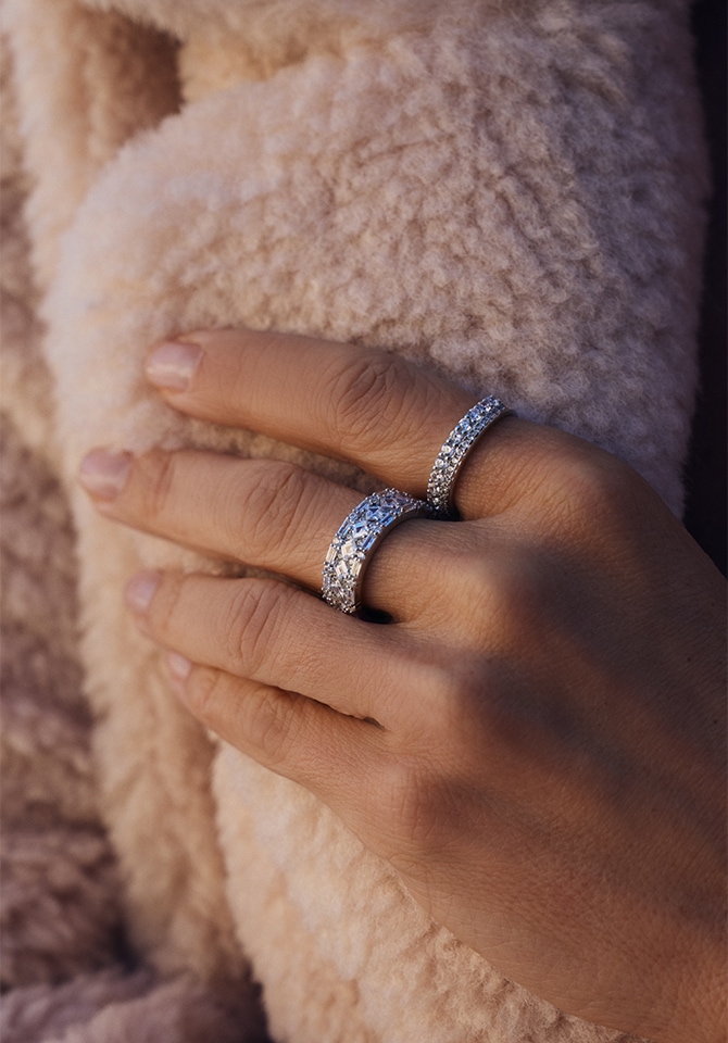 Pierścionki srebrne z cyrkoniami założone na palcach u dłoni kobiety