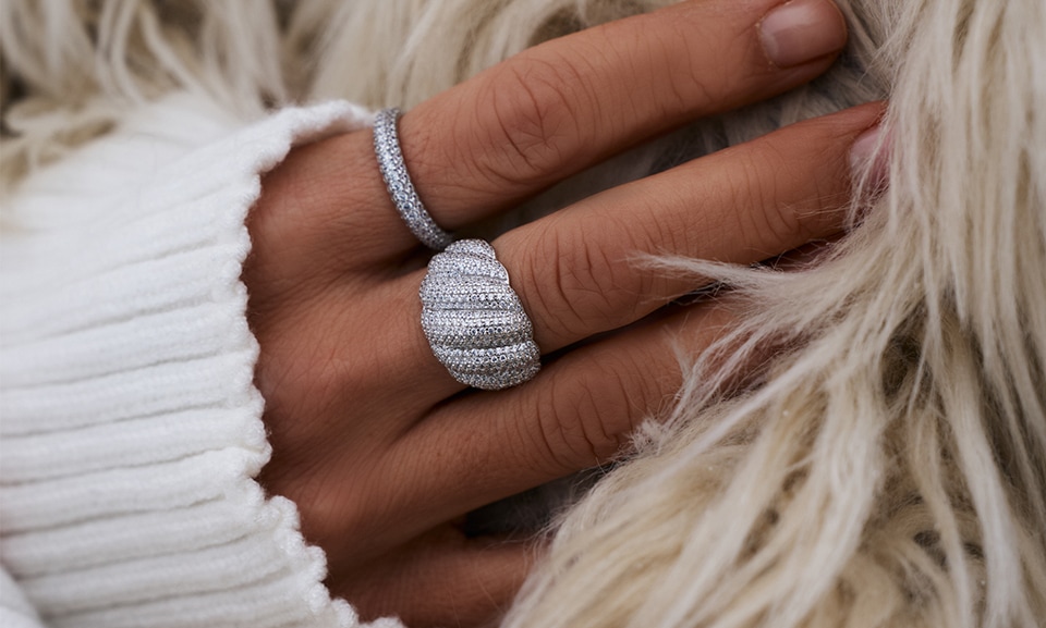 Jakie trendy w biżuterii damskiej w 2026? To rok świadomych wyborów, jakości i biżuterii, która ma znaczenie.