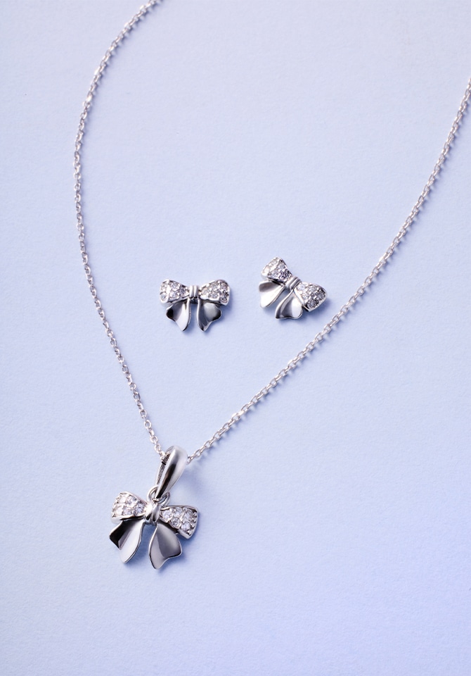 Komplet biżuterii srebrnej - kolczyki kokardki z cyrkonią oraz naszyjnik z zawieszką