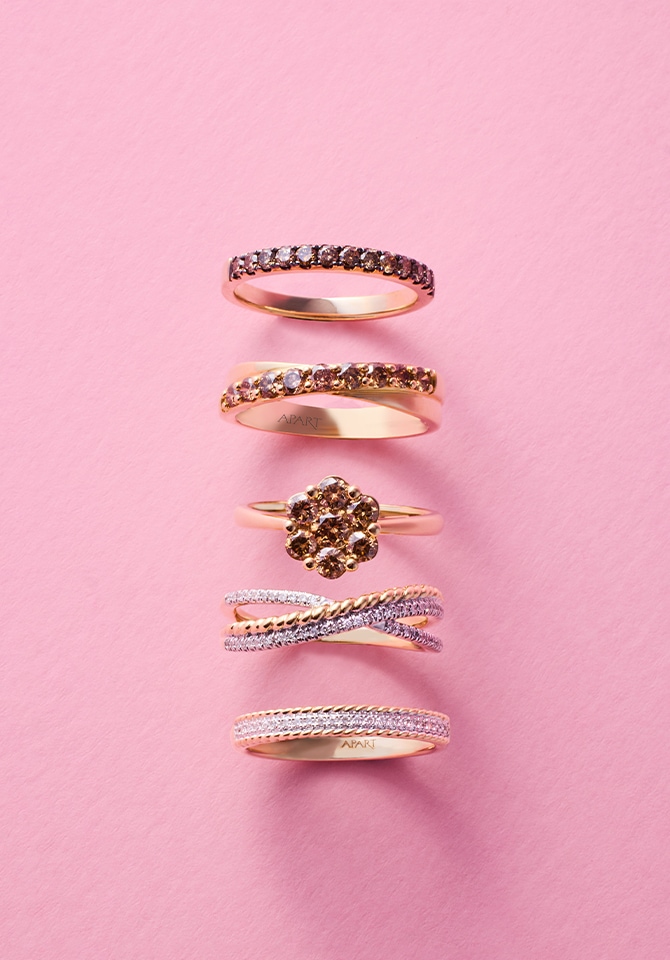 Kilka złotych pierścionków z kolorowymi kamieniami, cyrkoniami i diamentami