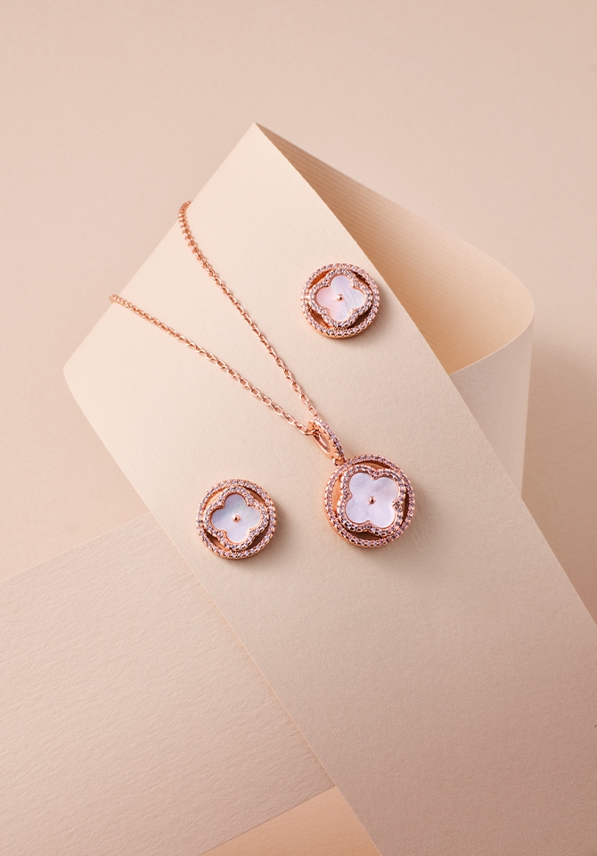 Komplet biżuterii z mosiądzu - kolczyki kwiat oraz naszyjnik z zawieszką