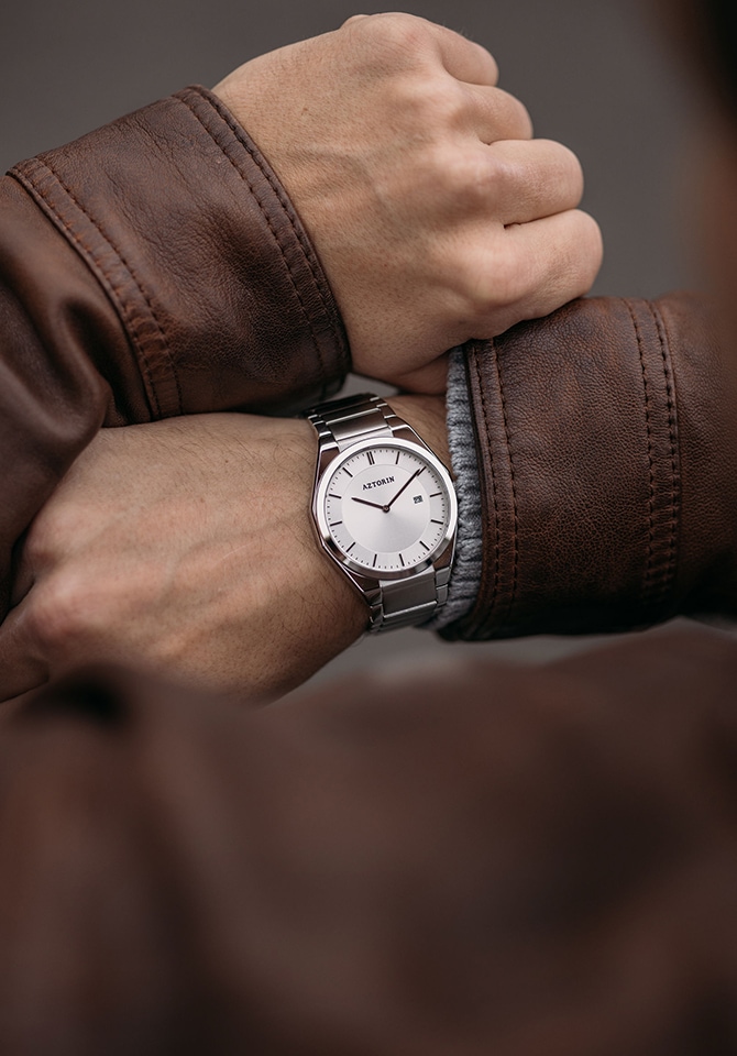 Mężczyzna prezentujący na nadgarstku zegarek z bransoletą ze stali