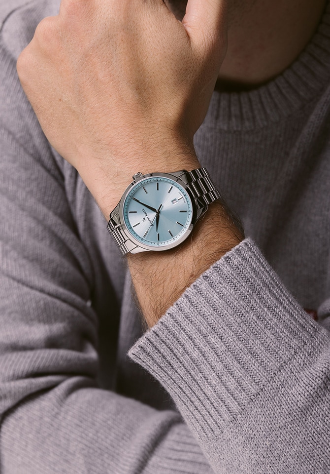 Mężczyzna prezentujący na nadgarstku zegarek z bransoletą ze stali