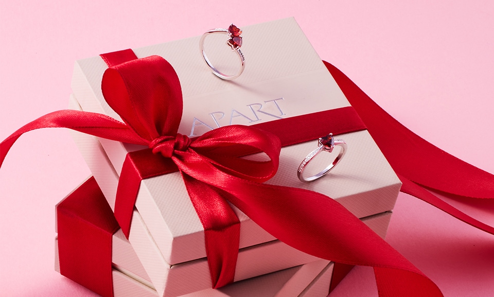 Jak dobrać biżuterię na Walentynki 2026 do charakteru relacji i stylu osoby, którą chcesz obdarować. Pokażemy, jak wykorzystać symbolikę i personalizację, by prezent miał głębsze znaczenie.