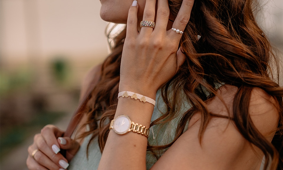 Dobry zegarek damski powinien wyglądać świetnie, ale przede wszystkim „działać” w Twoim życiu - być wygodny, proporcjonalny i dopasowany do codziennych okazji.