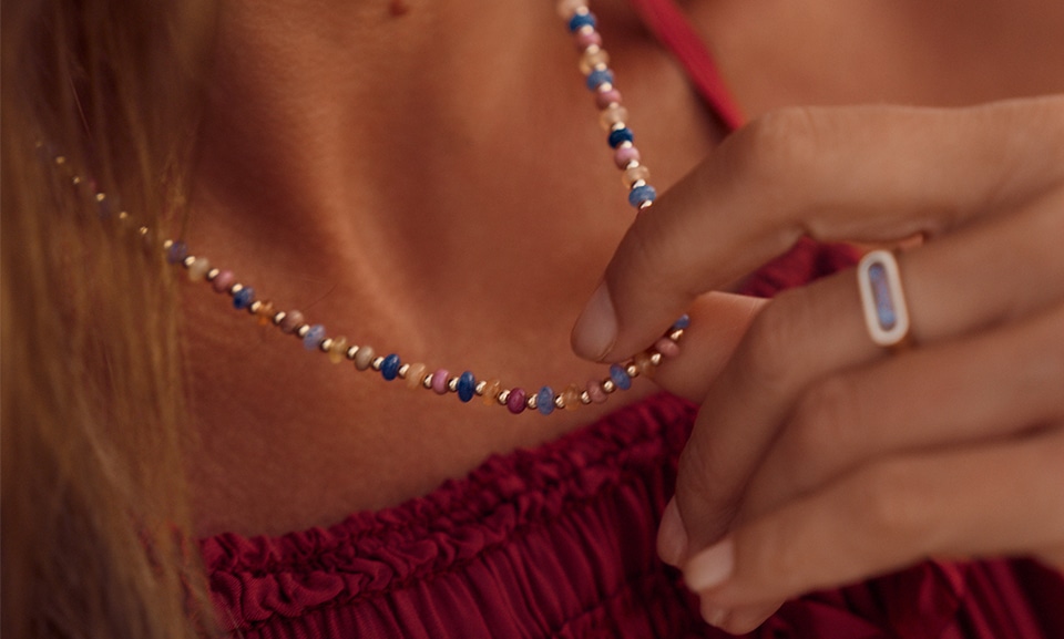 Warto pamiętać, że wybór między minimalizmem a maksymalizmem nie jest deklaracją na stałe. Styl można elastycznie dopasowywać do okazji, nastroju i własnego temperamentu.