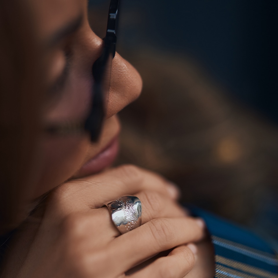 Srebrny pierścionek założony na palcu kobiety