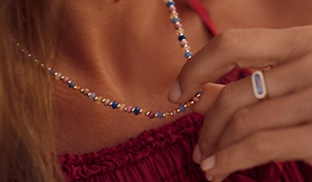 Minimalizm vs maksymalizm w biżuterii