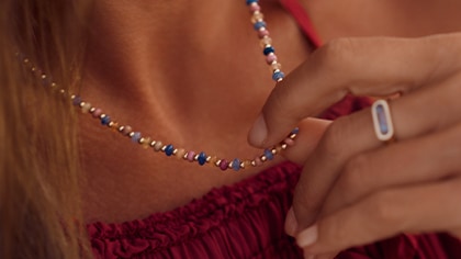 Minimalizm vs maksymalizm w biżuterii