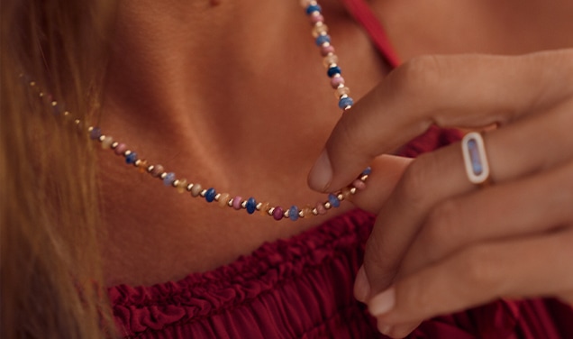 Minimalizm vs maksymalizm w biżuterii