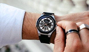 Trendy w biżuterii męskiej 2026. Co będzie modne?