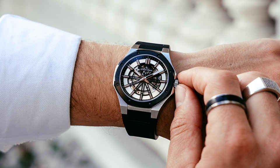 Trendy w biżuterii męskiej na 2026 rok mogą łączyć klasykę z nowoczesnością: od minimalistycznych form po bardziej wyraziste, masywne akcenty.