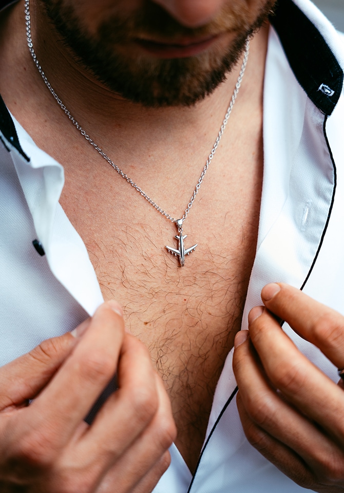Naszyjnik srebrny męski z zawieszką - samolot zawieszony na szyi mężvzyzny