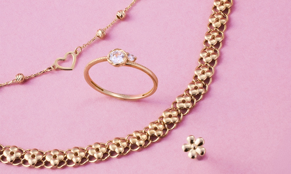 Złota bransoletka to wybór praktyczny i wizerunkowy jednocześnie - jest trwała, wygodna w noszeniu, uniwersalna, a przy tym ma wartość, która zostaje z Tobą na dłużej niż jeden sezon.