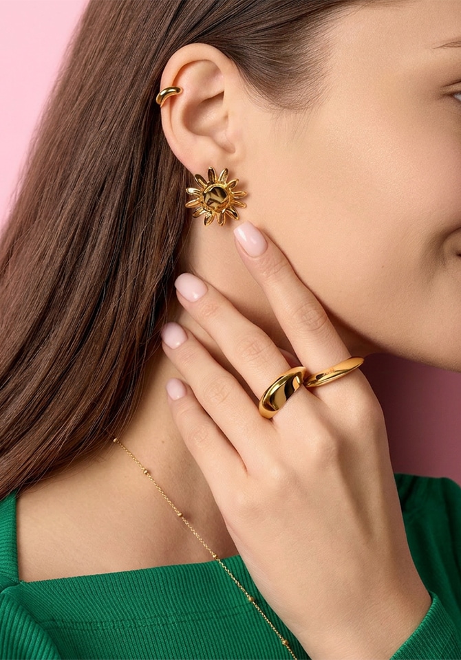 Kobieta prezentująca biżuterię złotą