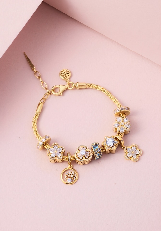 Bransoletka pozłacana z zawieszkami z kolorowymi cyrknoniami