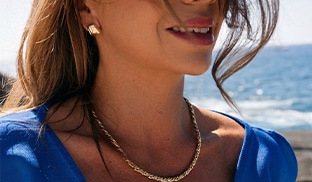 Jakie kolczyki założyć do niebieskiej sukienki?