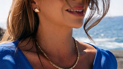 Jakie kolczyki założyć do niebieskiej sukienki?