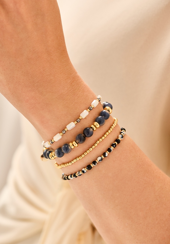 Kilka bransoletek w róznej kolorystyce założone na ręce kobiety