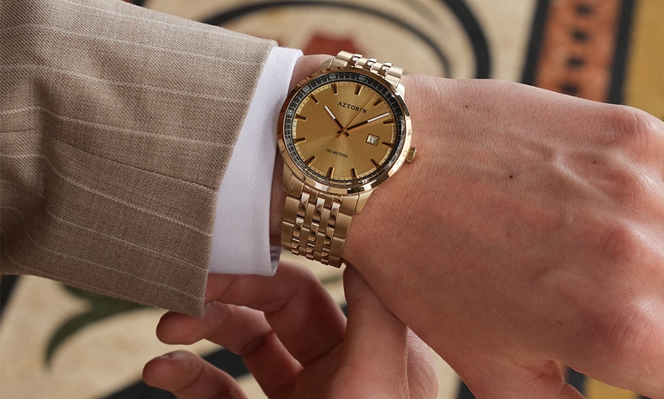 Zegarek to jeden z nielicznych dodatków, które mężczyzna może nosić codziennie bez naruszania zasad eleganckiego ubioru.