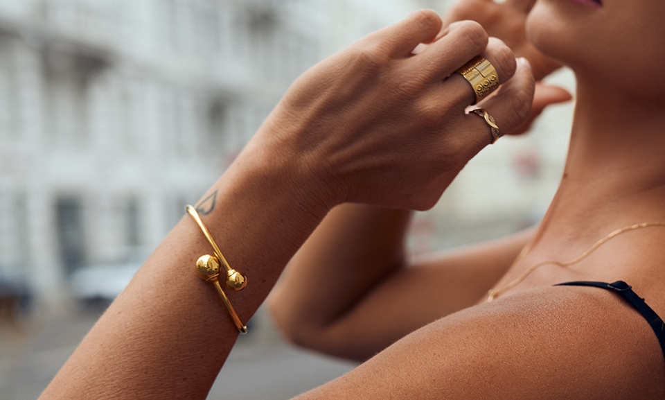 Od klasycznych bransoletek łańcuszkowych, przez sztywne bangle i modele typu tennis, aż po charms i beads – możliwości w Apart jest wiele.