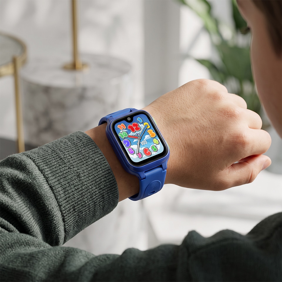 Niebieski smartwatch na nadgarstku osoby dorosłej w jasnym wnętrzu