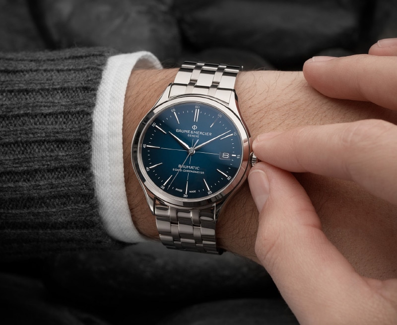 srebrny zegarek M0A10468 założony na rękę