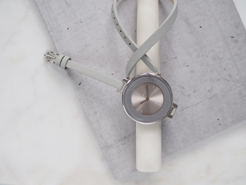 srebrny zegarek E063-L195 z szarym paskiem