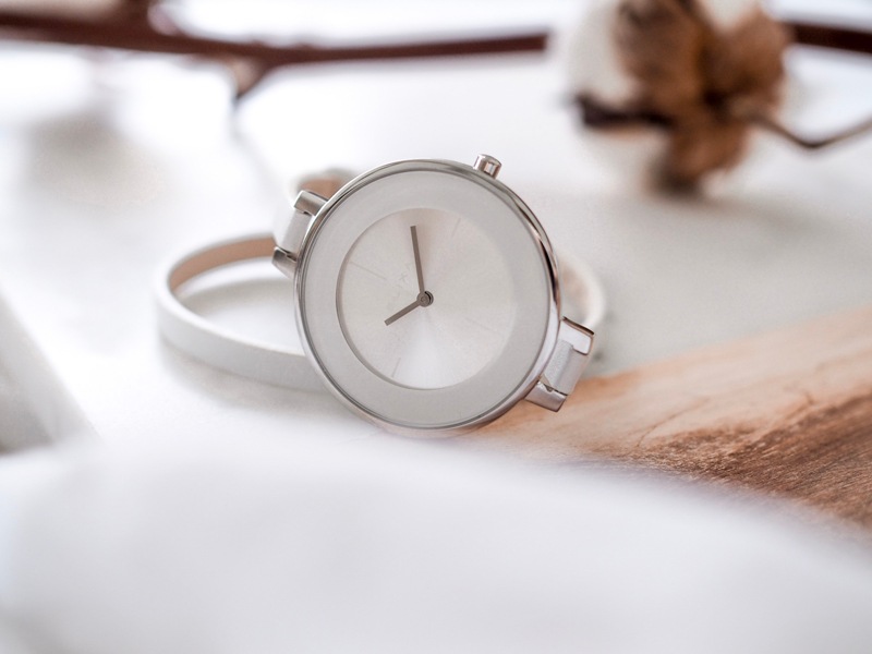 zegarek E063-L194 z białym paskiem