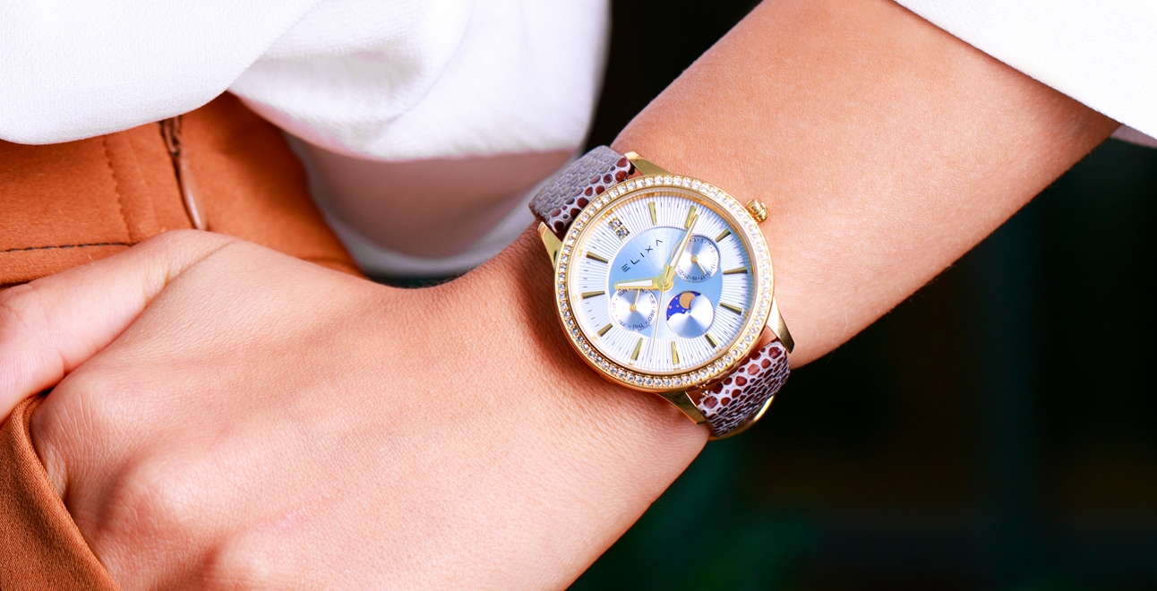 złoty zegarek E088-L334-K1 założoy na rękę