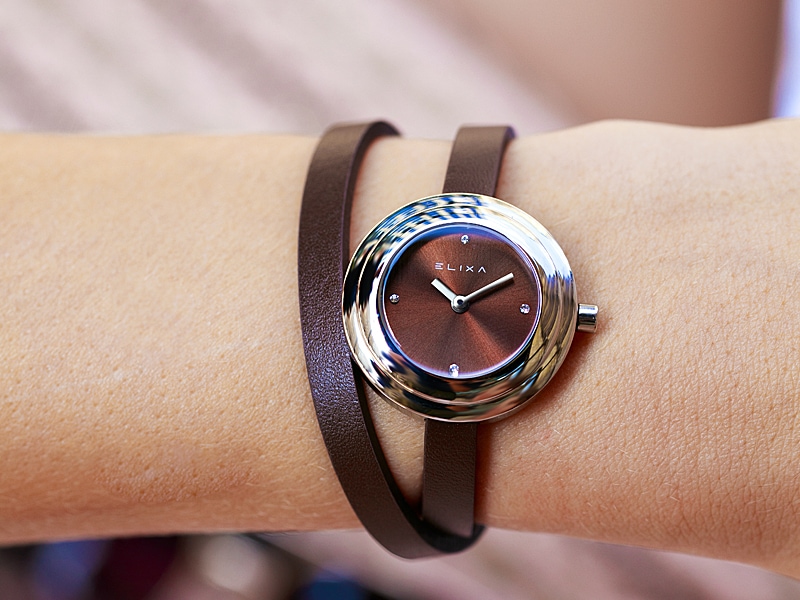 brązowy zegarek E092-L354 założony na rękę