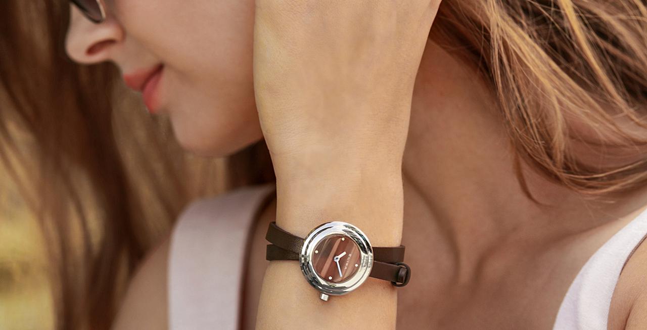 brązowy zegarek E092-L354 założony na rękę
